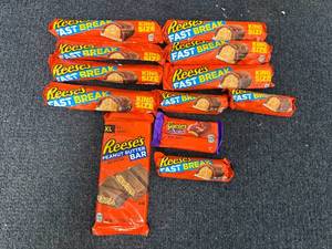 lot 191 image: 12 Reeses Variety Bars