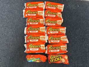 lot 192 image: 12 Reeses Variety Bars