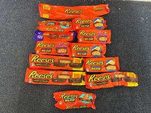 lot 196 image: 12 Reeses Variety Bars