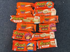 lot 197 image: 12 Reeses Variety Bars