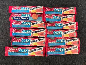 lot 200 image: 12 Sweet Tarts Giants