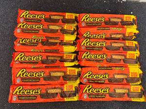 lot 208 image: 12 Reeses King Size
