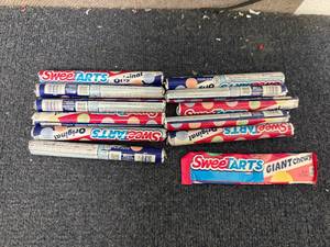 lot 210 image: 12 Sweet Tarts