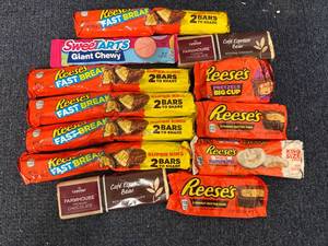 lot 213 image: 12 Variety Candy Bars