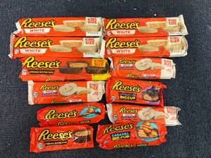 lot 214 image: 12 Reeses Variety Bars