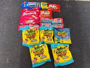lot 216 image: 12 Variety Candy Bars