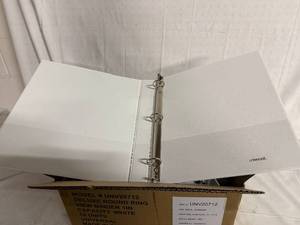 lot 85 image: 12 Universal 1in White Round Ring Binders