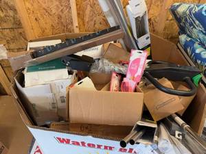 lot 128 image: Pallet Box-Untested Air Mattresses, Blinds, Kitchen Utensils and More