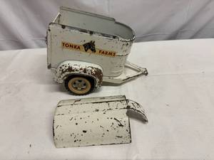 lot 141 image: Vintage Tonka Farms Horse Trailer