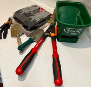 lot 5 image: Yardwork Lot with Gloves