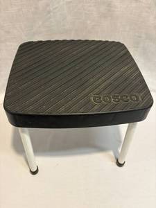 lot 13 image: Cosco Step Stool