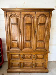 lot 34 image: Wardrobe