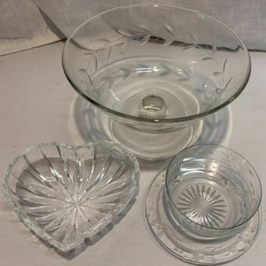 lot 55 image: Glass Serving Pieces Lot of 4