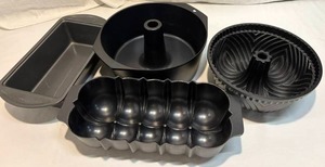 lot 68 image: Lot of Baking Pans