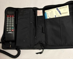 lot 80 image: Vintage Motorola Mobile Cellular Car Telephone