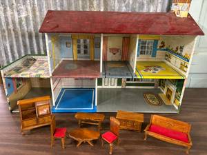 lot 85 image: Vintage Marx Colonial Doll House and Furniture
