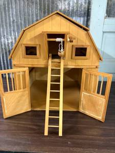 lot 86 image: Wood Barn
