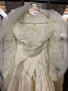 lot 104 image: Vintage Wedding Dress and Tiara