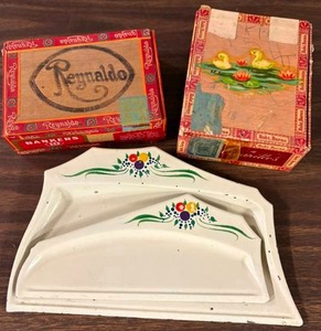 lot 110 image: Vintage Wooden Cigar Boxes and Crumb Scraper Set