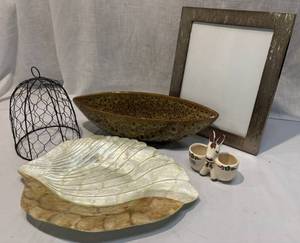 lot 174 image: Home Decor Grouping