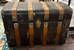 lot 195 image: Vintage Trunk
