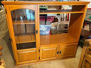 lot 206 image: Entertainment Center