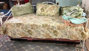 lot 210 image: Day Bed with Trundle