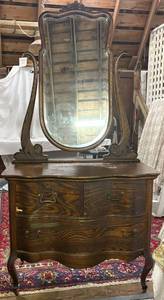 lot 211 image: Beautiful Vintage Dresser with Mirror