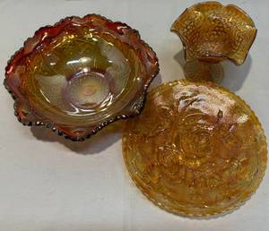 lot 212 image: Vintage Carnival Glass Pieces
