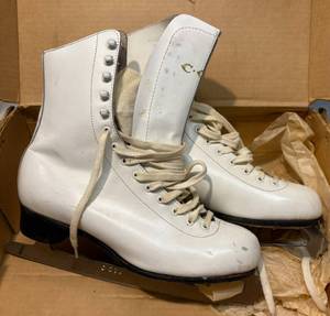 lot 216 image: CCM Womens Ice Skates in Box