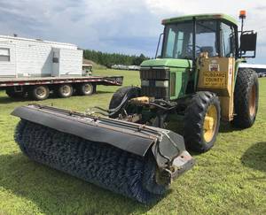 lot 2 image: 1994 John Deere 6400 Tractor 4X4 With Broom