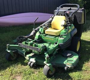 lot 7 image: 2009 John Deere Zero Turn Mower