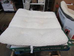 lot 153 image: Kirkland Signature Square Tufted Napper, 42 X 42 Inch CreamGray