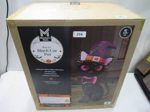 lot 256 image: Members Mark 5 Pre-Lit Black Cat