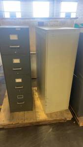 lot 388 image: Set of 2 Metal Filing Cabinets with Four Drawers Each