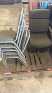 lot 492 image: Office Chair Set with 5 Stackable Chairs and 2 Rolling Swivel Chairs