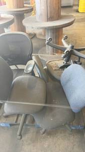 lot 495 image: Group of Used Office Chairs and Chair Parts