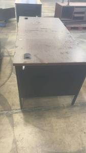 lot 670 image: Used Metal Office Desk with Drawers