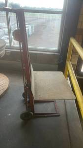 lot 678 image: Manual Hydraulic Platform Lift Truck