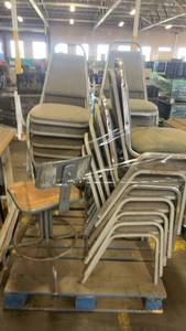 lot 758 image: Lot of 13 Stackable Metal Frame Banquet Chairs and 1 Swivel Desk Chair