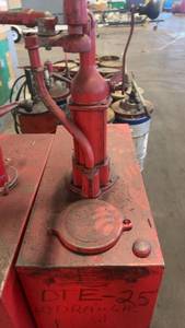 lot 762 image: Red Hydraulic Fluid Transfer Pump Tank DTE-25