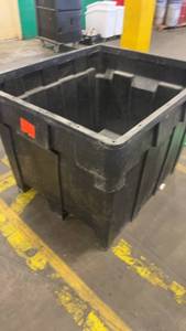 lot 841 image: Large Heavy Duty Plastic Utility Bin