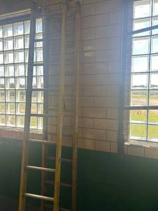 lot 461 image: Werner 10-Foot Fiberglass Extension Ladder Model B7100-1