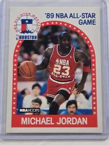 lot 218 image: Michael Jordan 1989 NBA Hoops #21 - Chicago Bulls Basketball Card