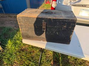 lot 5 image: WOODEN TOOL BOX