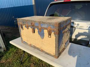 lot 16 image: ANTIQUE TRUNK