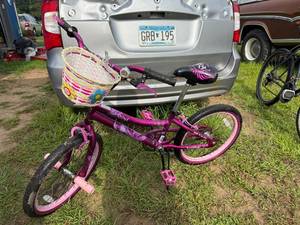 lot 25 image: GIRLS BIKE