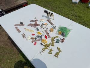 lot 37 image: LARGE LOT OF ARMY MEN AND PLASTIC FARM ANIMALS (MORE THEN FIRST PICTURE)