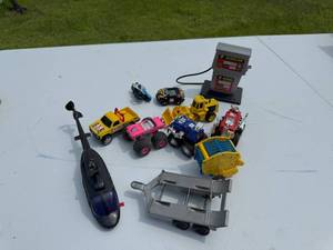 lot 38 image: OODLES OF VINTAGE PLASTIC TOYS VERY LARGE LOT (MORE THEN FIRST PICTURE)