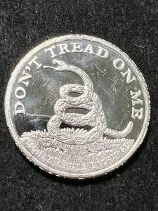 lot 39 image: 1 TROY OZ .999 FINE SILVER DONT TREAD ON ME ROUND